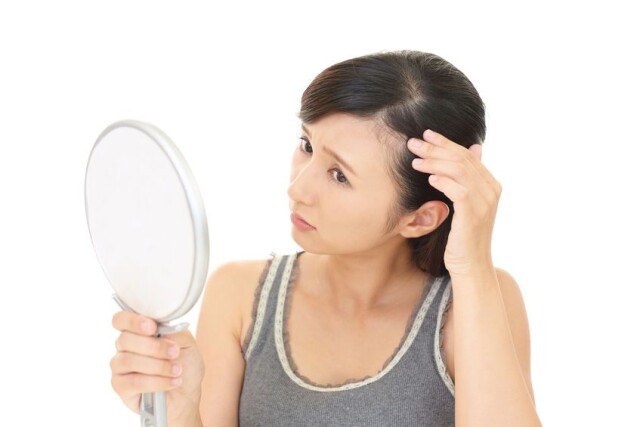 加齢だけじゃない！？髪が薄く見える人のNGヘアケア習慣