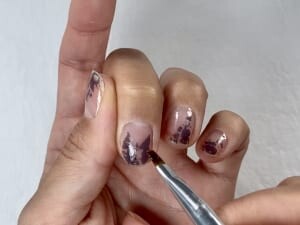 ホイルを貼ったら、その上からもう一度ベースのジェル、またはトップコートをホイルを貼った部分だけに塗布します。ジェルの場合はライトに入れて硬化させ、マニキュアの場合は表面が少し乾くまで待ちます