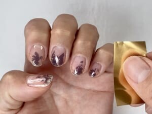 先ほどと同じように、今度はゴールドのネイル用ホイルを爪の先端に重ねて貼っていきます