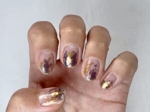 先ほどと同じように、今度はゴールドのネイル用ホイルを爪の先端に重ねて貼っていきます