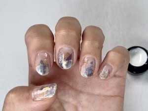 その上からシアーホワイトのジェル、またはマニキュアを全体ではなく所々ランダムに重ねます。ジェルの場合はライトで硬化させ、マニキュアの場合は乾くまで待ちます