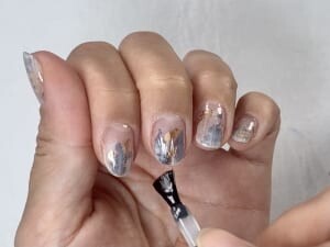 最後にジェル、またはマニキュアのトップコートを塗布します。ジェルの場合はライトで硬化させ、マニキュアの場合はしっかり乾くまで待ったら完成です！　マニキュアは少ししか塗らないので、早く乾きますよ