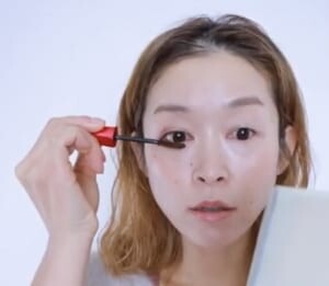 さらに、黒目の上下だけマスカラを重ね塗りすれば、縦長効果がプラスされて横長をカバーすることができます