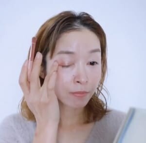 ブラシでアイシャドウをのせたら、指で馴染ませるとナチュラルな仕上がりになります