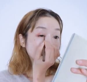 まつげとまつげの間を埋めるようにアイラインを引いたら、目頭にも少しだけラインを引きます。この「目頭切開ライン」によって目と目の幅が狭まり、横幅をカバーします