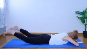 上げられる高さまで足をマットから浮かせ、腰幅程度に脚を開きます。お腹と骨盤でマットを押すようにすると足が上がりやすいです
