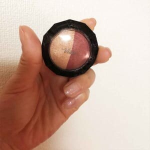 今回は、写真のアイテムを使ってメイクをしています。こちらのカラーを参考にメイクをしてみてください