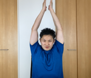 頭の上で両手をタッチします。これを10回繰り返しましょう