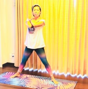 足の歩幅を広めに開き、膝とつま先の方向は自然にやや外側に向くようにします