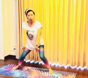 こちらはNG例です。つま先は外に向いているのに、膝は内側を向いてしまっています