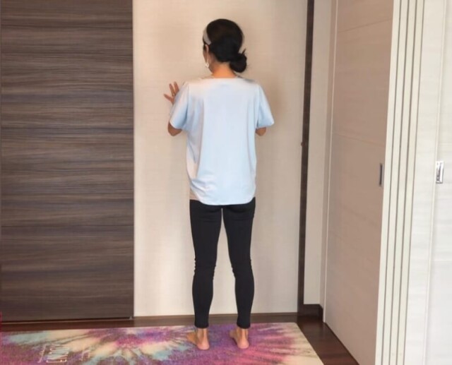 足を腰幅程度に開きます。背筋を伸ばして、お腹に力を入れて立ちましょう