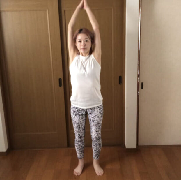 息を吸う時に腕を上げて、吐く時におろしましょう。腕を上げる時は頭の上で両手を合わせましょう。最初はゆっくりなテンポでもかまいませんので、手を大きく動かすことに意識を向けてください。この動きを1分間続けます