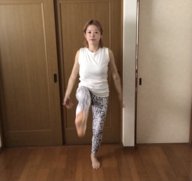 お腹＆垂れ尻引き締めに！腰回りのハミ肉を削る2分間エクサ