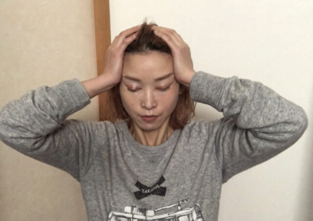 両手でこめかみを押しながら斜め上に引き上げて10秒キープします