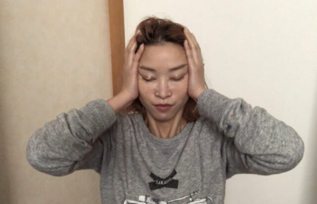 耳横に手をずらして、先ほどと同じように10秒キープします