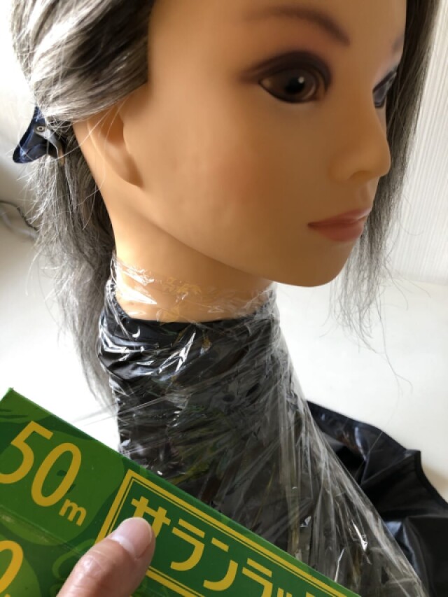 スプレーを使用する場合は洋服や顔が汚れる可能性があるため、タオルやケープを使用しましょう。それらがない場合は、サランラップを肩と首元に巻き顔周りは紙などでガードしながら使用しましょう