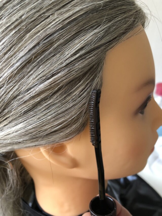 乾いた髪の隠したい白髪部分に、コームを垂直にあてましょう