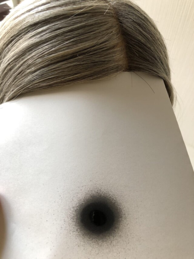 スプレーを数回振ってから、紙にどのくらい色が出るか確かめてから髪に使用をしてください