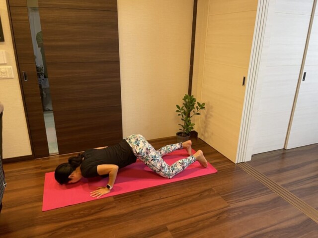 チャイルドポーズからスタートします。息を吸いながら手と膝の位置を変えないようにして上半身を前にスライドさせ、膝つき腕立て伏せのポジションになります