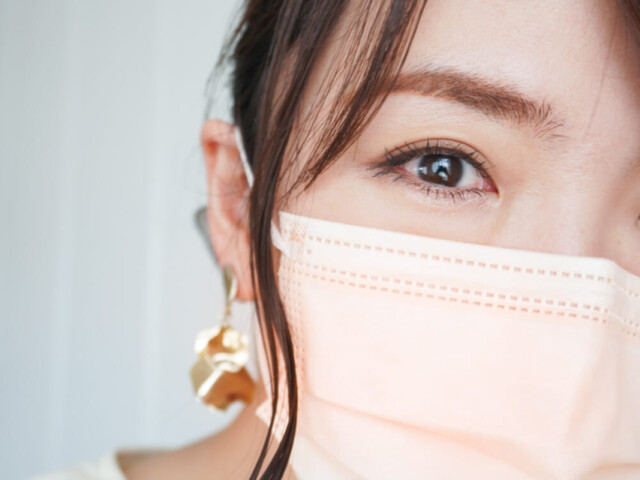 淡めの色でソフトな印象になり、親しみやすい雰囲気が感じられます。春夏のムードにもマッチし、軽やかな印象に。とくに、明るい肌に映えるでしょう