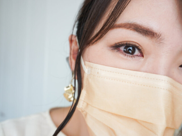あたたかみを備えながらも洗練された印象も放ち、幅広いファッションやメイクと合わせやすいでしょう。シーンを選ばない使いやすさから、ストックが欠かせないカラーでもあります