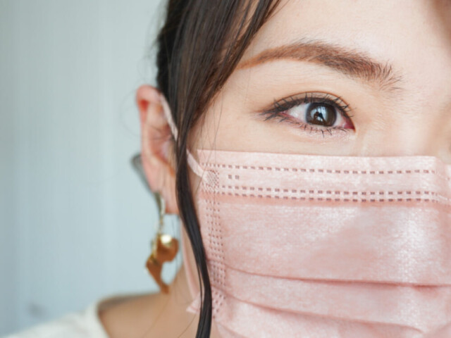 ピンクのマスクをつけるだけで途端に華やかなオーラが溢れ、愛らしく女性らしい印象を楽しめます