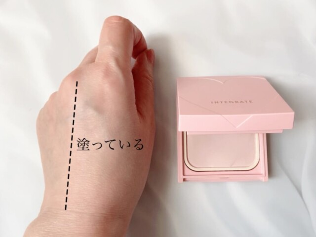 眉メイクの時に使った「すっぴんメイカー CCパウダー／インテグレート」は、白浮きしないのでアイカラーの邪魔をしません