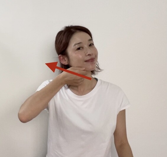 STEP8：顎先からえらに向かってスライドさせる
