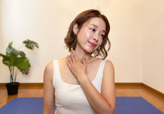 STEP1：首をさする（左右3回ずつ）