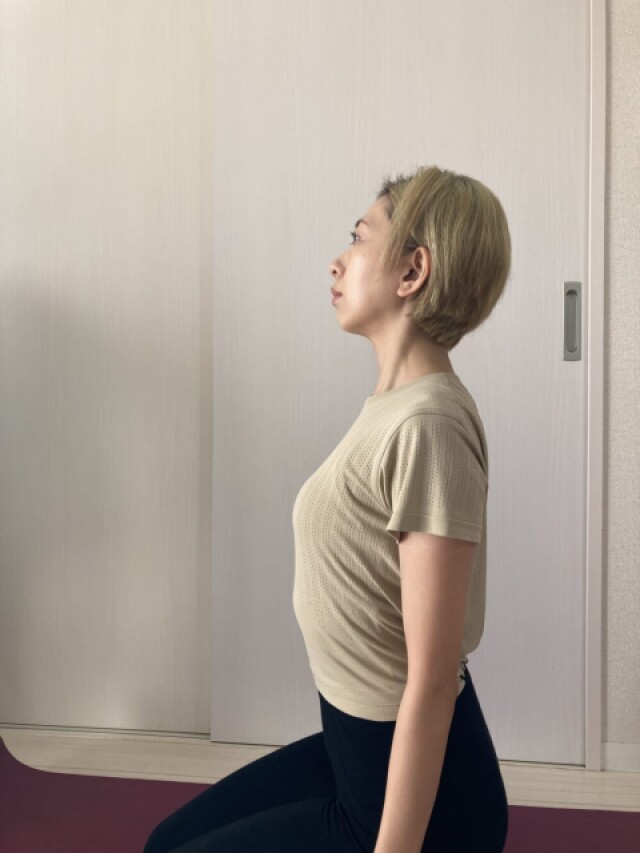胸を使って息を吸うときにお腹が使えていても、肋骨下部が上記写真のように前に飛びでているのなら、この肋骨下部部分に手をあて内臓とともに体幹の方へ押し込むようなイメージで腹筋を体幹へ集めるように意識してください。腹筋と背筋をバランスよく使えている状態になります