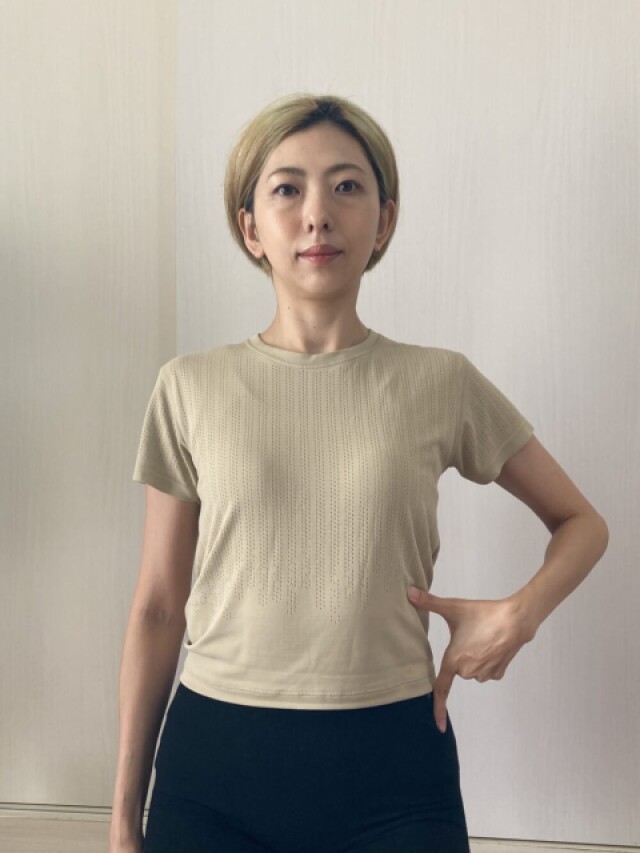 骨盤と肋骨をはなし、頭を肩の上に置く