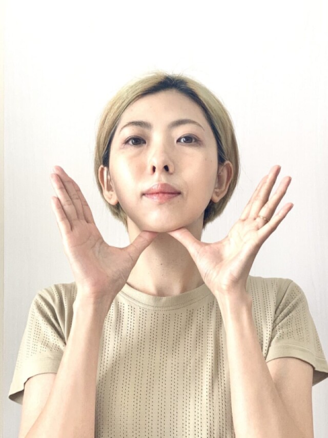 次に、親指をそろえてあご下にあて、あご下のゴリゴリを感じなくなるまでもみほぐします