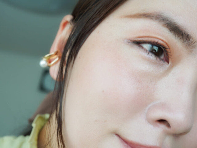 頬に使うときは、スポンジでトントンとなじませるのがおすすめです。肌に溶け込むように自然に仕上がります