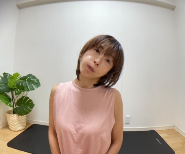 STEP1の動作で、舌をストレッチする方向と逆向きに首を倒してください