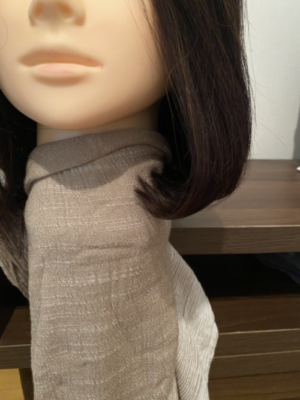 ストレートアイロンを滑らせるようにあてることがポイントです。途中で止めるとカクッと跡がついてしまうので気をつけましょう