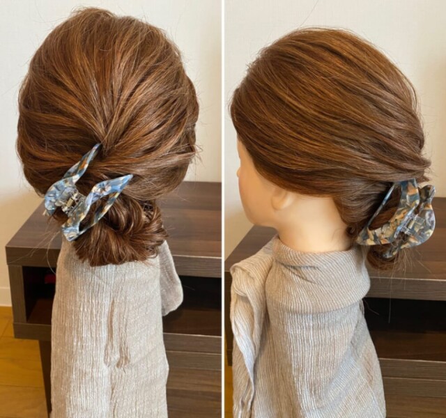 こちらのアレンジはピンなどを使用せず、ヘアクリップだけで髪を固定しています。シニヨンで巻き付けた部分をすくうようにしてヘアクリップで留めると、しっかりと固定されますよ