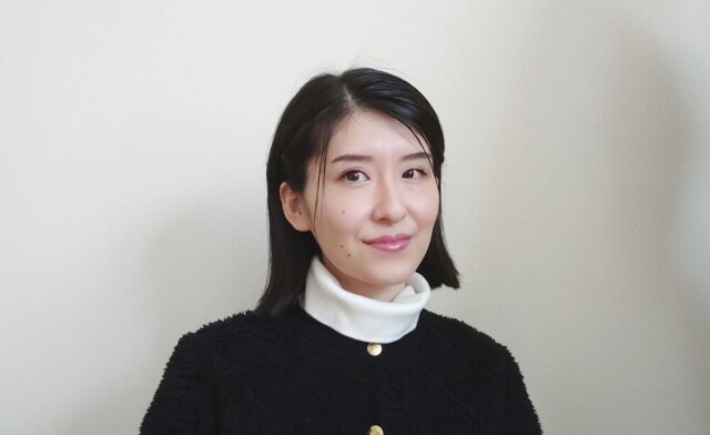 額と耳が出て肌色が多く露出することで、マフラーのボリュームで野暮ったい印象になることはありません