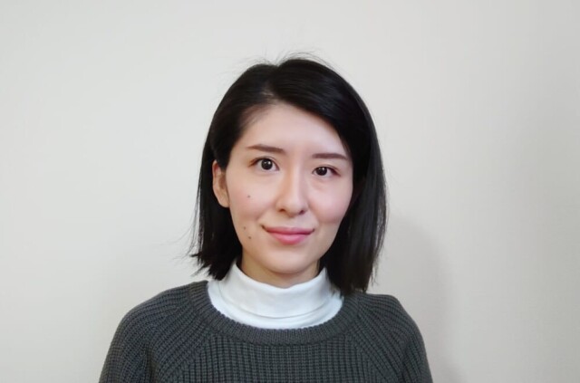 内側にピンを留めておくだけで、普段のよりもコンパクトなボブに仕上がります。伸びかけの髪のボリュームも抑えられて、ヘアスタイルが崩れにくくなります