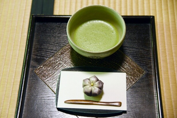 立札席では本山抹茶などのメニューも味わえる