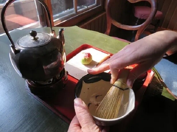 抹茶点て体験(公益財団法人古川知足会)