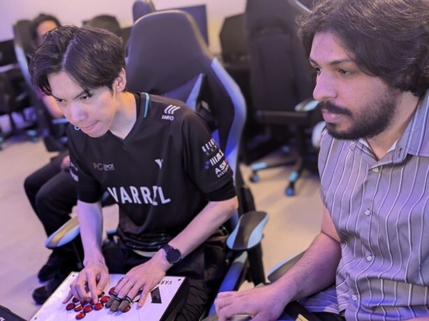【写真】サウジアラビアで格ゲーの講義を行ったもけ選手(写真左)