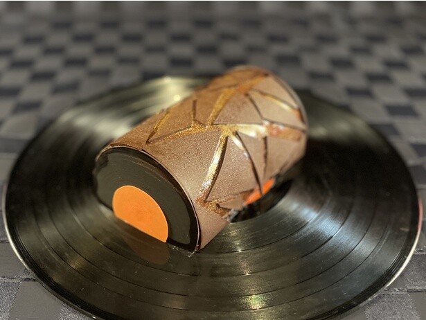 【写真】「ブッシュ・ド・ノエル」(6600円/H8センチ×W8センチ×D13センチ)。レコードを模したデザインがスタイリッシュな存在感を放つひと品