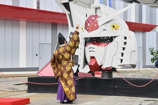 ガンダム頭部の前で安全祈願がなされる