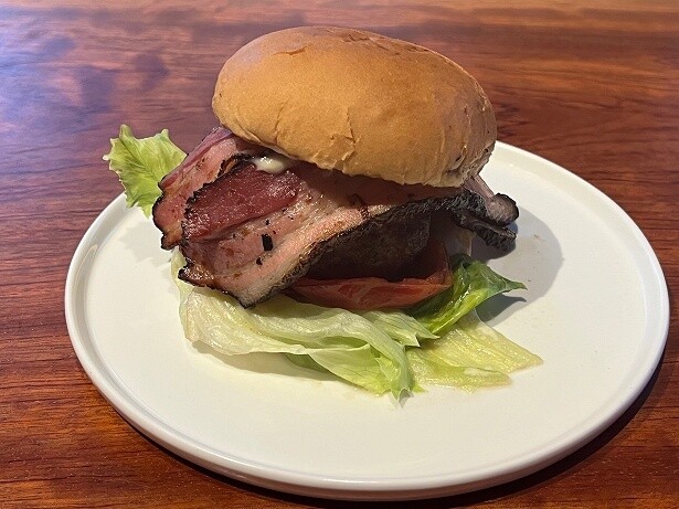 薪の香りが食欲をそそるバーガー