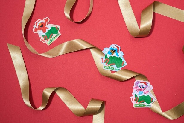 「クリスマスステッカー」(495円)写真左よりエルモ、クッキーモンスター、アビー