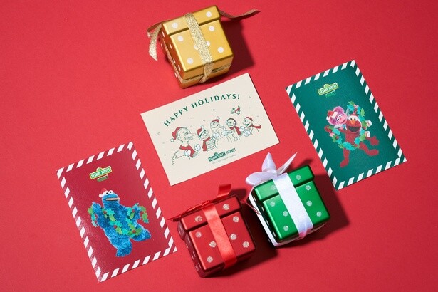 「クリスマスポストカード」(264円) 写真左より「クッキーモンスター」、「エルモ、グローバー、アーニー、ビッグバード、リトルバード」、「エルモ、アビー」