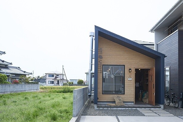 店は松山市郊外住宅街にあり、周囲にはのどかな風景が広がる
