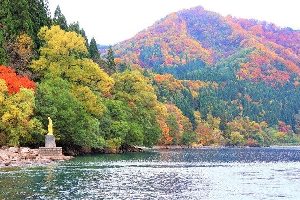 遊覧船で湖面からも紅葉を楽しめる／田沢湖の紅葉
