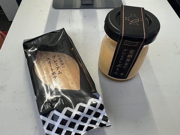 「安納黄金のプレミアムぷりん」(右)と「安納黄金のプレミアムスイートポテト」(左)