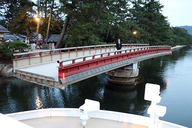 船が通るのに合わせて回転する廻旋橋。左側には船が通り過ぎるまで待つ歩行者の姿も